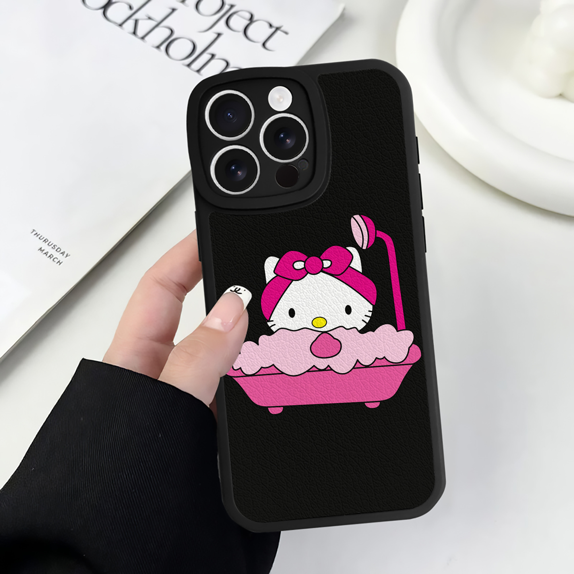 （画像用） Hello Kitty ハローキティ 【iPhone 16シリーズ対応】シリコンスマホケース（レザー調） 材質：シリコン